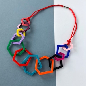 Veelkleurige moderne geometrische acrylketting.