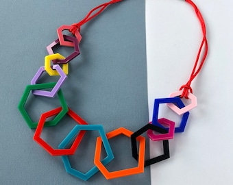 Collana moderna in acrilico geometrico multicolore.