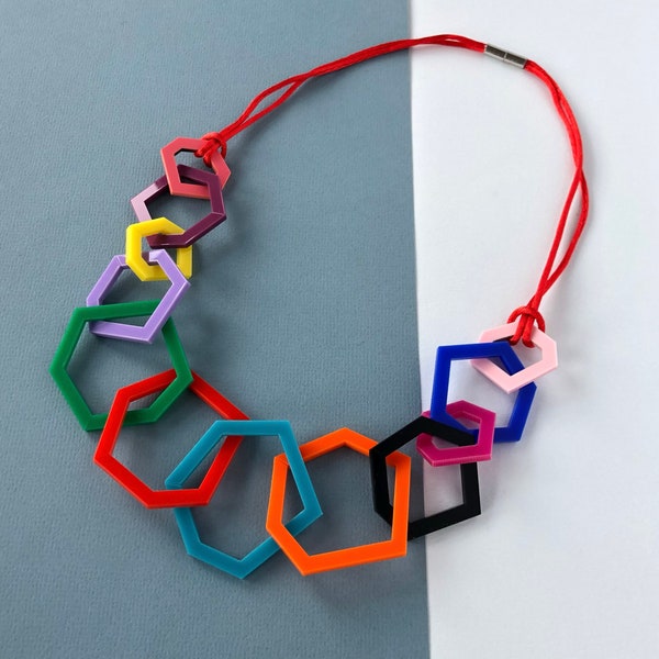 Collier acrylique géométrique moderne multicolore.