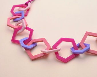 Multipink shade geometric chain link acrylic necklace.