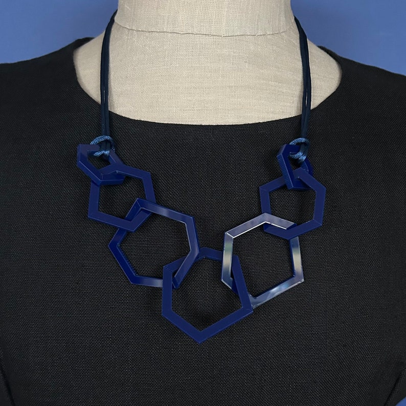 Modern navy blue mid-century geometric acrylic link necklace. image 2