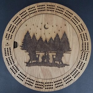 Sillas Adirondak grabadas con láser de Campfire in the Woods Scene Tablero de cribbage de madera de 3 pistas con cartas y clavijas
