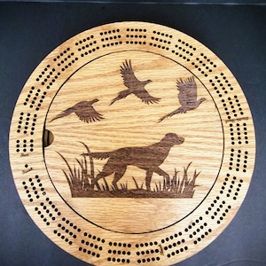 Tablero de cribbage de madera de tres pistas con perros de caza y faisanes grabados con láser, cartas y clavijas