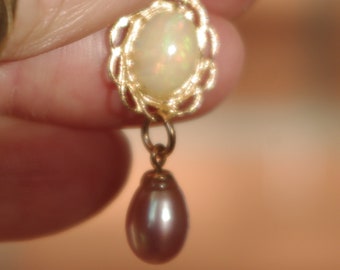 Perle d’eau douce et opale de Welo non traitée dans pendentif rempli d’or 14kt