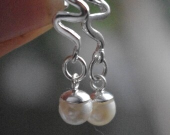 Stylish Freshwater Pearl in Squiggle Sterling Silver dro settings