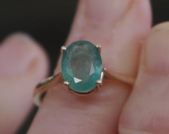 Anillo de oro amarillo macizo de 10 quilates con esmeralda natural