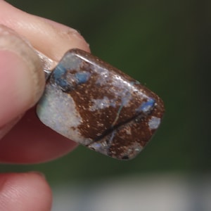 Wisiorek z australijskiego opalu Boulder: srebrny liść z zawieszką