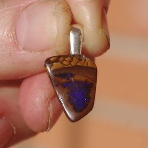 Wisiorek z australijskiego opalu Boulder na kaucji ze srebra wysokiej próby