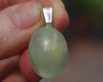 Natural Light Green Jade op Sterling Silver Bail