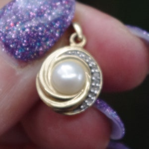 Natural Freshwater Pearl and diamonds on 10kt solid gold round drop setting