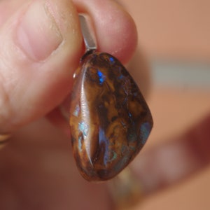 Naturalny australijski wisiorek z opalu głazowego