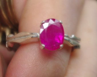 Anillo de plata de ley con rubí rojo natural