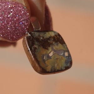 Wisiorek z australijskiego opalu Boulder na kaucji ze srebra wysokiej próby