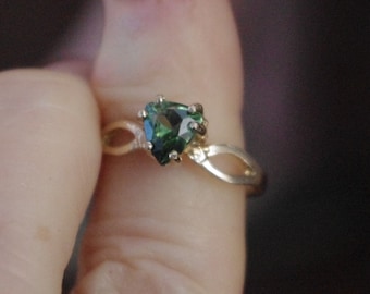 Anillo de oro macizo de 10 quilates con turmalina verde natural