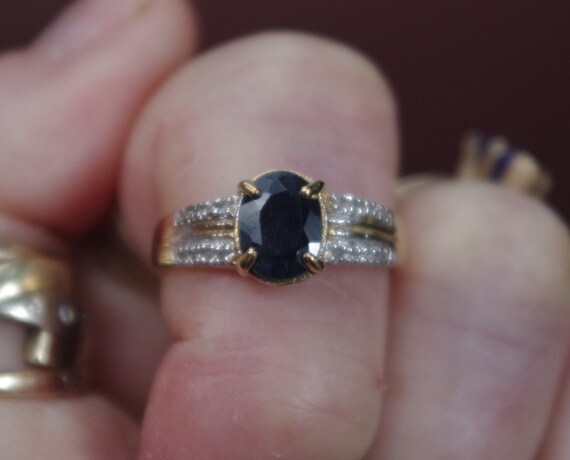 Anello in Zaffiro Nero Naturale con diamanti in Oro Massiccio 10kt