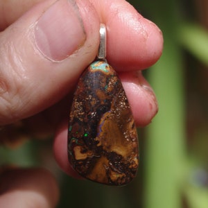 Wisiorek z australijskiego opalu Boulder na kaucji ze srebra wysokiej próby