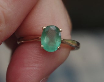 Exquisito anillo de esmeralda en oro amarillo macizo de 10 quilates
