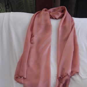 Elegant Dusty Peach Rosa 100% Siden Satin Halsduk med pärlor i ändarna