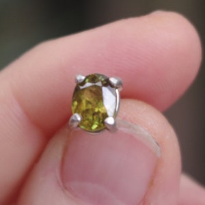 Naturalny zielony element spinki do krawata Fire Sphene ze srebra próby 925 z podkładem i łańcuszkiem