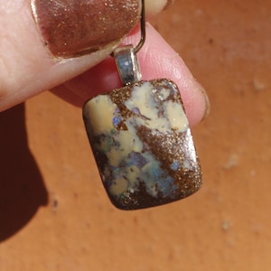Wisiorek z australijskiego opalu Boulder na kaucji ze srebra wysokiej próby