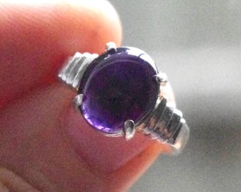 Stor lila ametist cabochon i sterlingsilverring