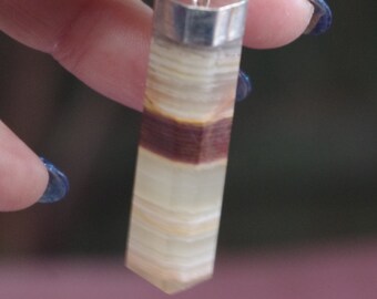 Natürlicher Mehrfarbiger Onyx Anhänger mit massiver Silberkappe