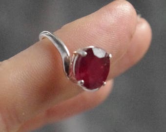 Granate rhodolita natural en anillo de plata de ley con corazones