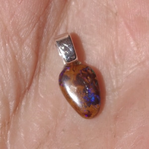 Naturalny australijski opal głazowy na kaucji ze srebra próby 925