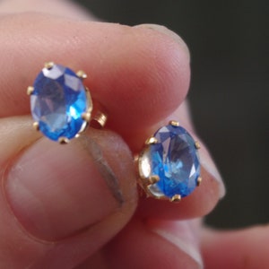 Natürlicher Titanium Blue Topas in schlichten, eleganten 14kt Gold-fill Ohrsteckern