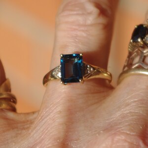 Anello in oro massiccio 10 carati con topazio blu di Londra naturale e diamanti. immagine 8