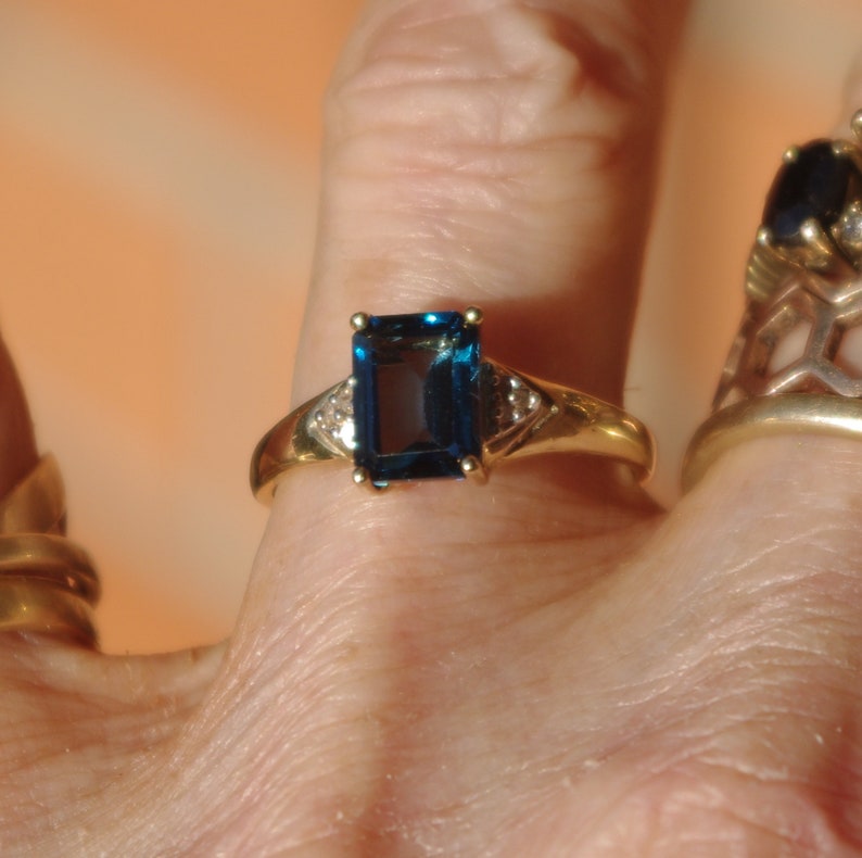 Anello in oro massiccio 10 carati con topazio blu di Londra naturale e diamanti. immagine 8