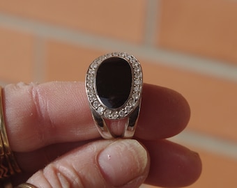 Onice nero tagliato da esperti in anello in argento sterling