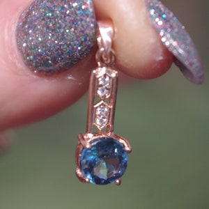 Natürliche London Blue Topaz und Zirkone auf vergoldete Sterling Silber Fassung