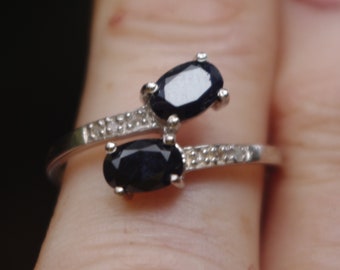 Anillo de oro blanco macizo de 10 quilates con zafiro natural y pequeños diamantes.
