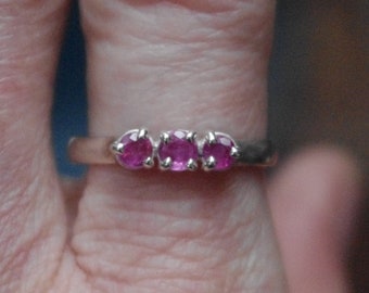 Zafiros rosados australianos naturales en anillo de plata de ley