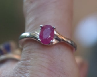 Anillo de plata de ley con rubí rojo natural