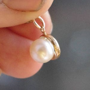 Perle d&#39;eau douce naturelle sur monture ronde en or massif 10 kt