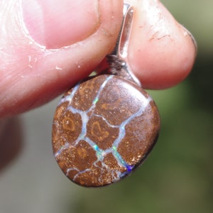 Wisiorek z australijskiego opalu Boulder na kaucji ze srebra wysokiej próby