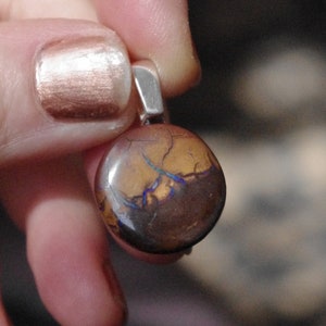 Oszałamiający australijski wisiorek Koroit Boulder Opal na kaucji z liści ze srebra próby 925