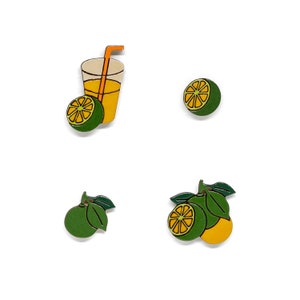 Puede incluir: Cuatro pines de esmalte que representan un vaso de limonada con una pajita, una lima entera, una rodaja de lima y dos limas con hojas.