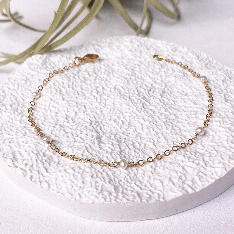 Pearl and Chain Bracelet main image 1