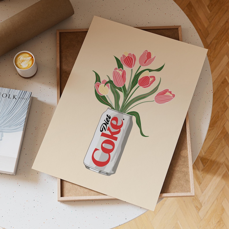 K&ouml;nnte beinhalten: Kunstdruck mit einer Diet Coke-Dose, aus der ein Strau&szlig; rosa und roter Tulpen herausragt. Die Dose ist wei&szlig; mit roter Aufschrift "Diet Coke". Die Blumen haben gr&uuml;ne Stiele und Bl&auml;tter. Der Druck hat einen beigen Hintergrund.