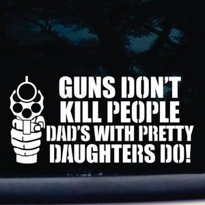 Geweren doden geen mensen - papa's met mooie dochters wel! - grappige gestanste vinyl raamsticker [a-1572]