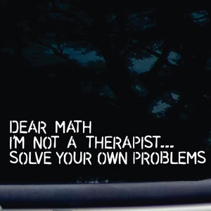 Pode incluir: Um adesivo preto e branco com o texto "Caro Matemática, não sou terapeuta... Resolva seus próprios problemas."