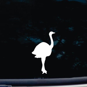 Op de afbeelding: Witte vinyl sticker met het silhouet van een struisvogel. De struisvogel kijkt naar rechts met zijn kop hoog. De sticker is perfect om een ​​autovenster of een ander glad oppervlak een vleugje whimsy te geven.