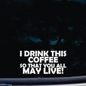 Puede incluir: Pegatina de vinilo blanco con el texto "Bebo este café para que todos puedan vivir!"