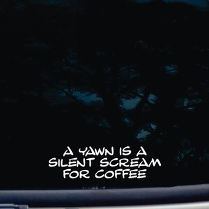 Może przedstawiać: Czarne okno samochodu z białym naklejką winylową z napisem "A yawn is a silent scream for coffee".
