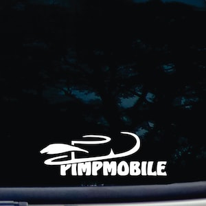 Puede incluir: Calcomanía de vinilo blanco con un diseño estilizado de un coche y el texto "PIMP MOBILE".