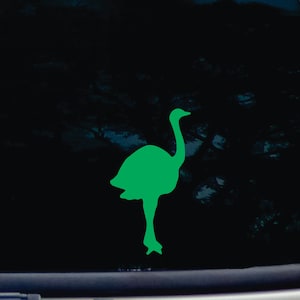 Op de afbeelding: Groene vinyl sticker met het silhouet van een struisvogel. De struisvogel staat met zijn kop omhoog en zijn vleugels zijn ingeklapt.