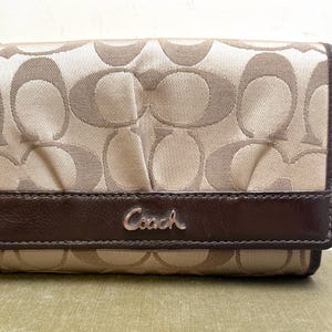Cartera de mujer COACH con cierre de botón, plegable, con monograma C exclusivo en tela y detalles de cuero marrón, color beige, caqui y marrón